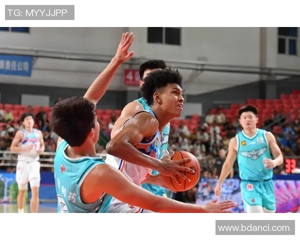 CBA新疆队对阵青岛队精彩文字直播全程回顾与分析